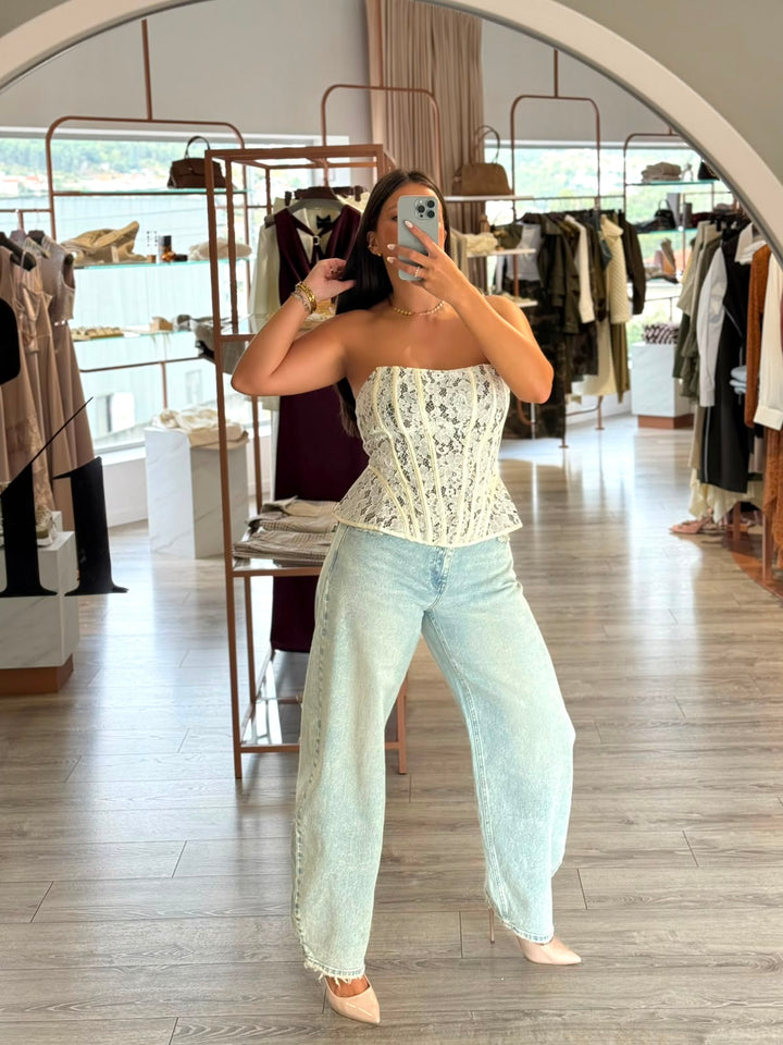 CORPETE CREME EM RENDA COM ATILHOS NAS COSTAS PONTO CHIC