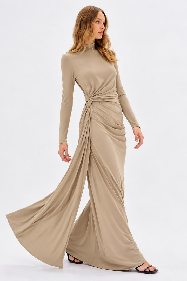 VESTIDO COMPRIDO BEGE COM DRAPEADO LATERAL LANÇA PERFUME