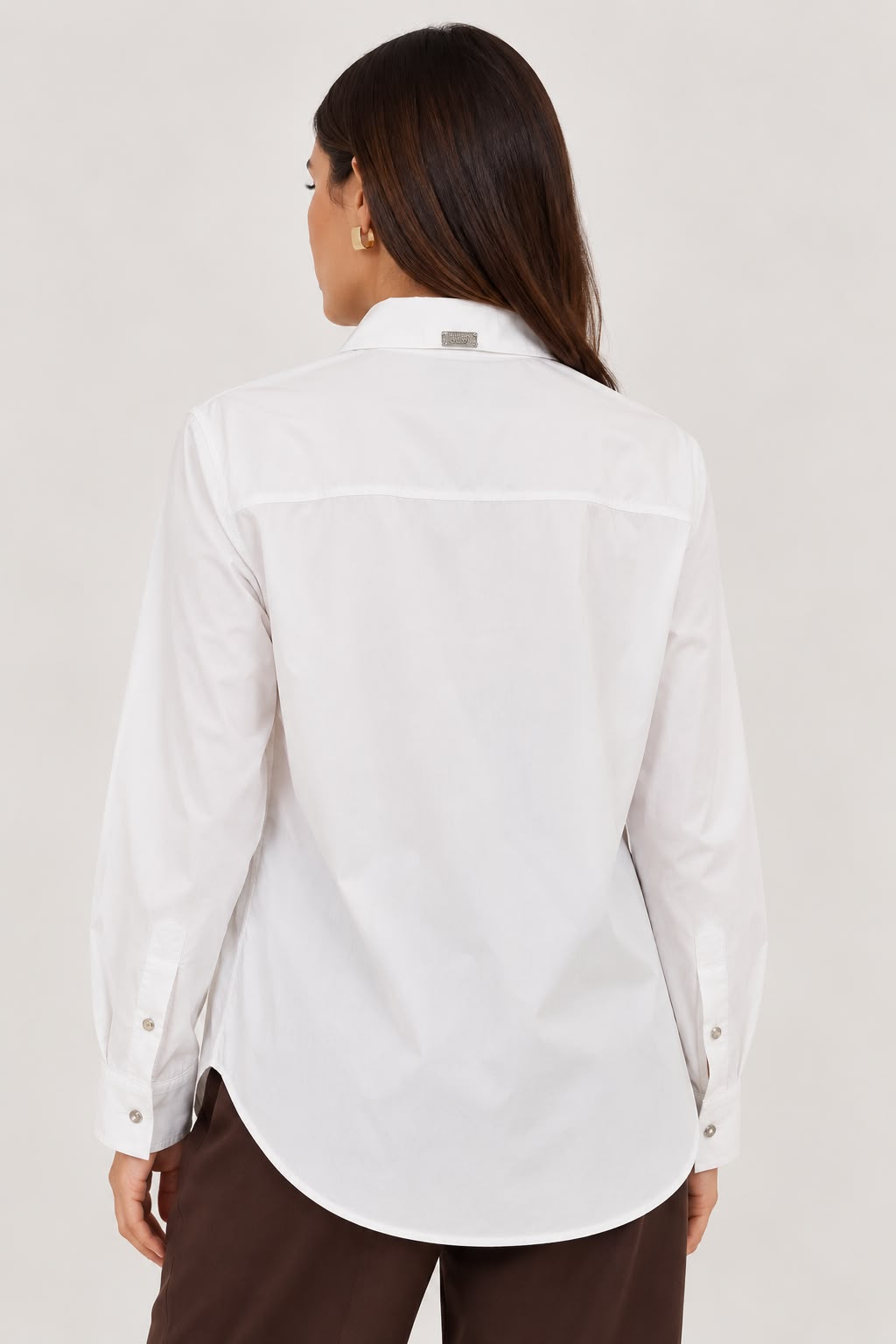 CAMISA BRANCA COM PORMENOR XADREZ NO INTERIOR DOS PUNHOS LANÇA PERFUME
