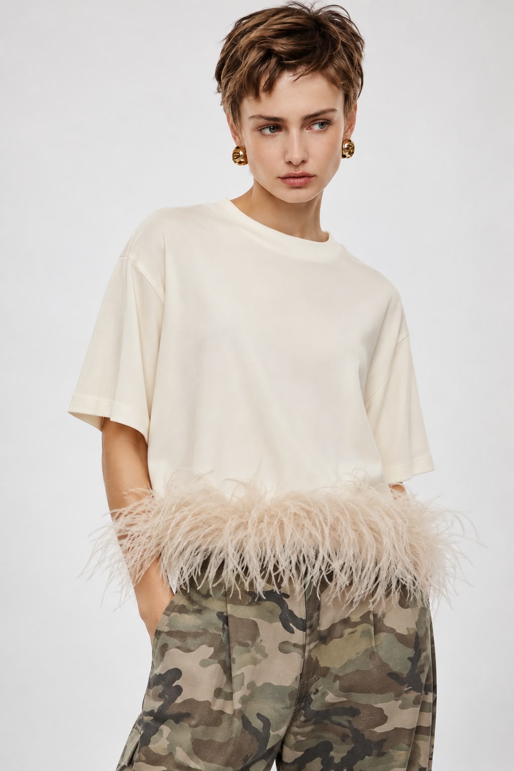 T-SHIRT MARFIM COM PLUMAS NA BAINHA IMPERIAL