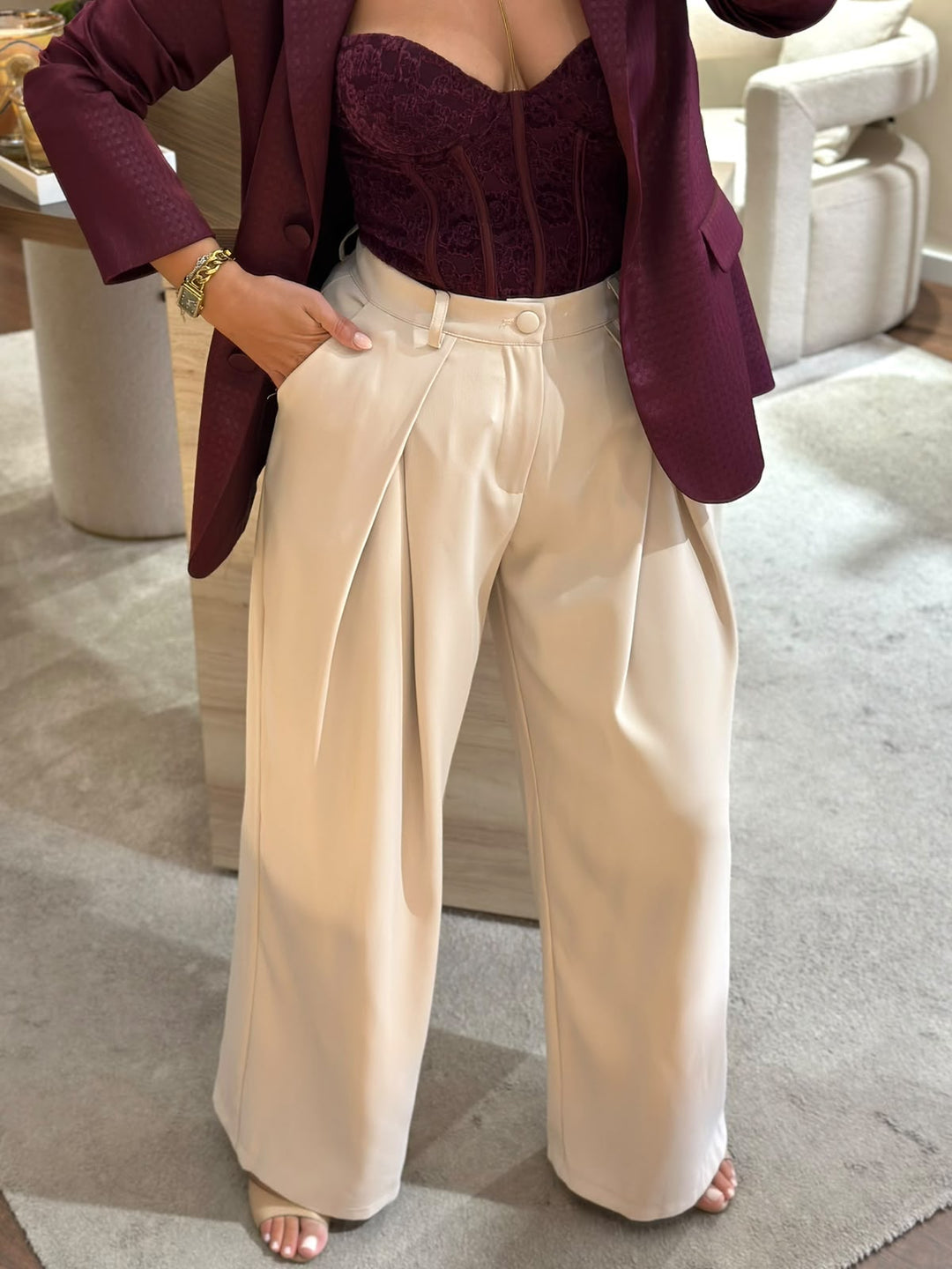 CALÇAS BEGE WIDE LEG COM PREGAS PONTO CHIC
