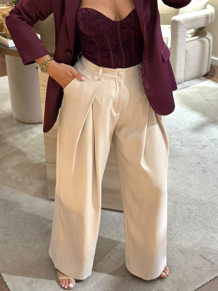 CALÇAS BEGE WIDE LEG COM PREGAS PONTO CHIC