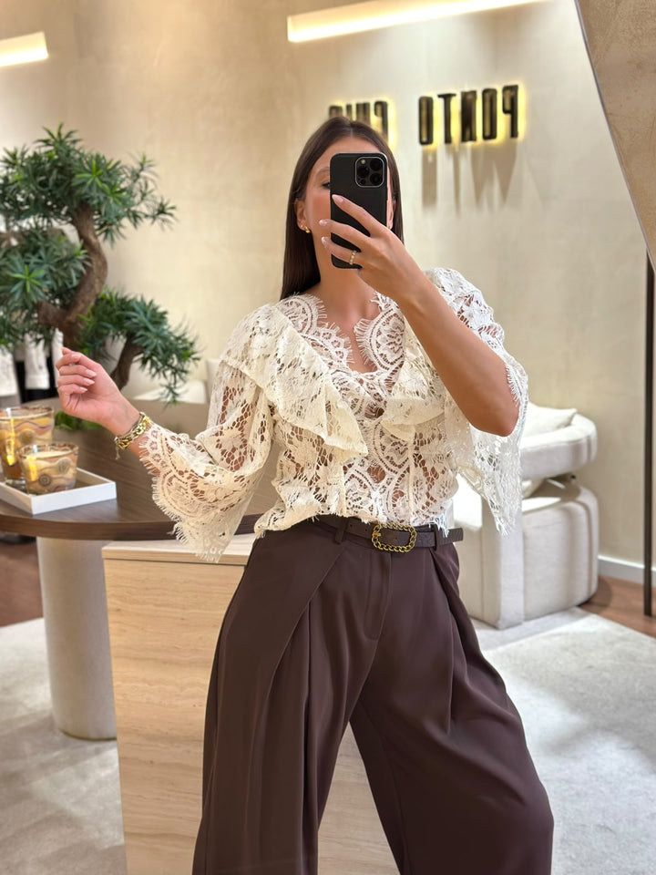 BLUSA RENDA CRU COM FOLHOS PONTO CHIC