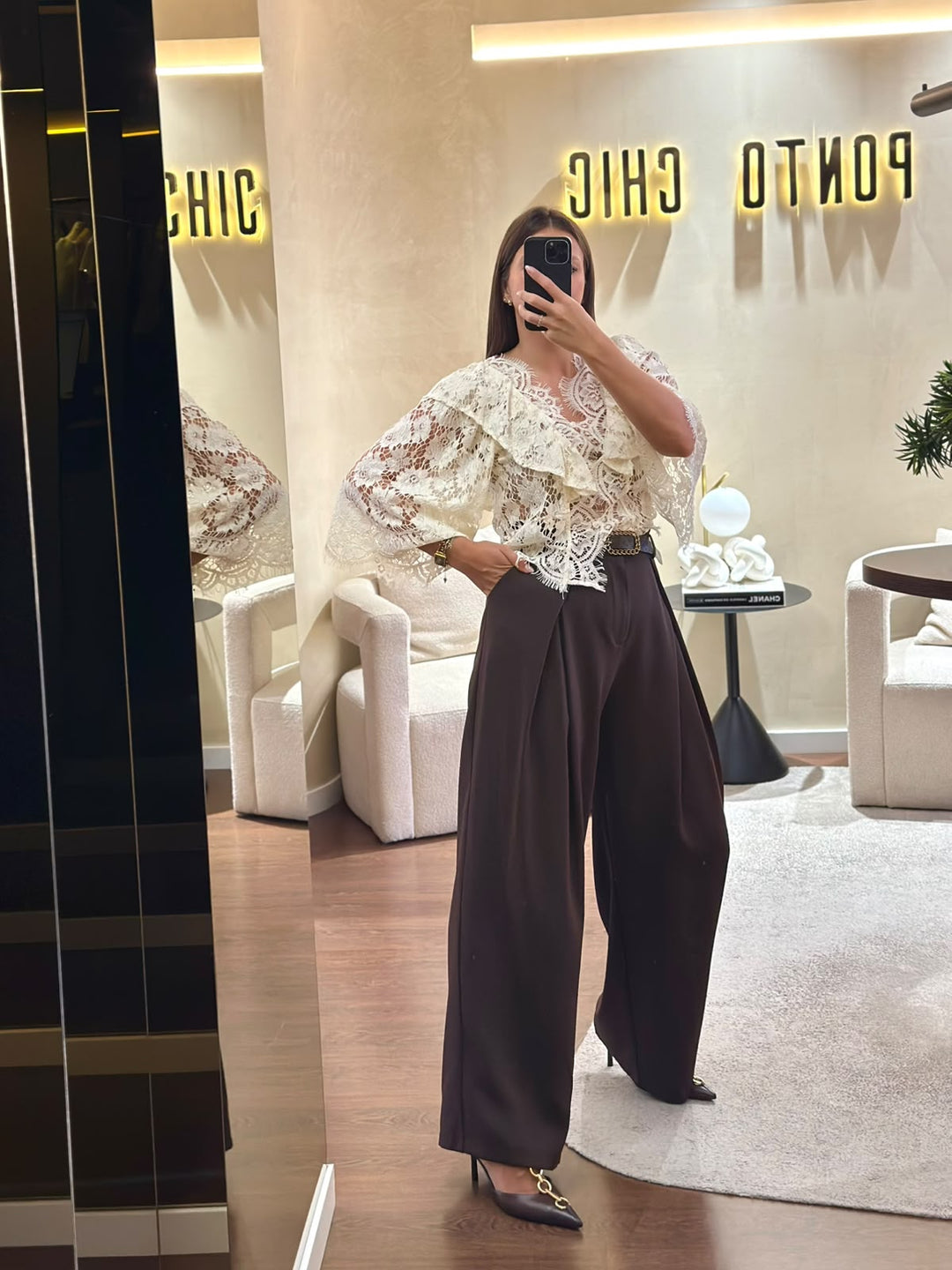 BLUSA RENDA CRU COM FOLHOS PONTO CHIC