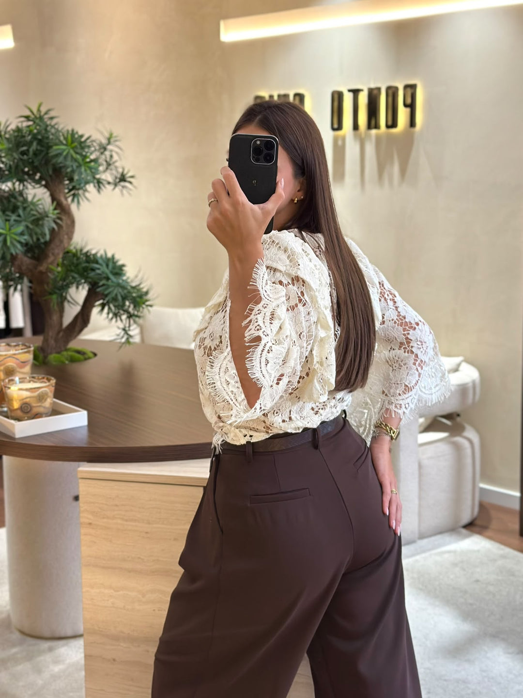BLUSA RENDA CRU COM FOLHOS PONTO CHIC