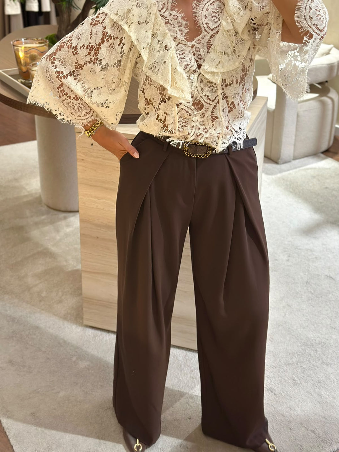 BLUSA RENDA CRU COM FOLHOS PONTO CHIC
