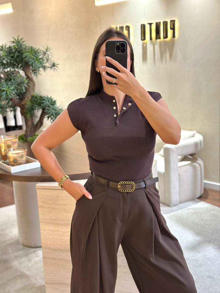 CAMISOLA CASTANHA SEM MANGAS COM BOTÕES DOURADOS PONTO CHIC