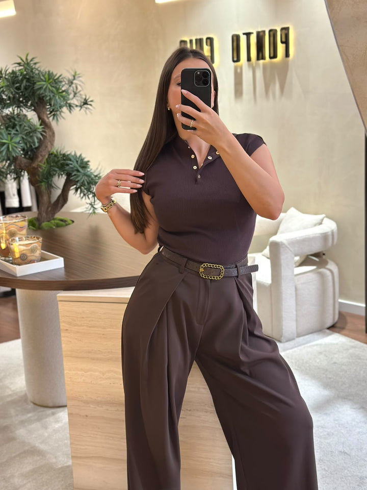 CALÇAS CASTANHAS WIDE LEG COM PREGAS PONTO CHIC