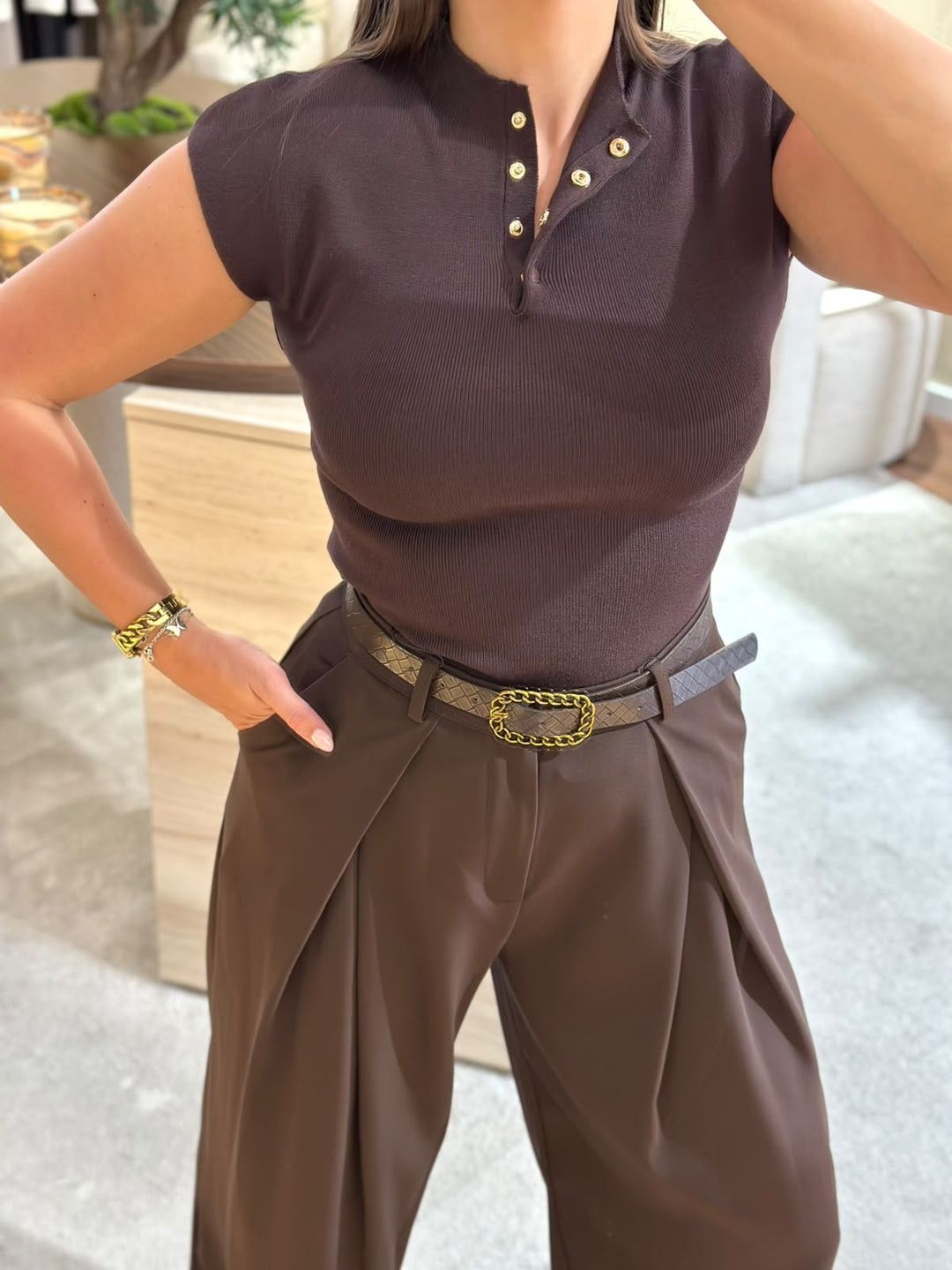 CAMISOLA CASTANHA SEM MANGAS COM BOTÕES DOURADOS PONTO CHIC
