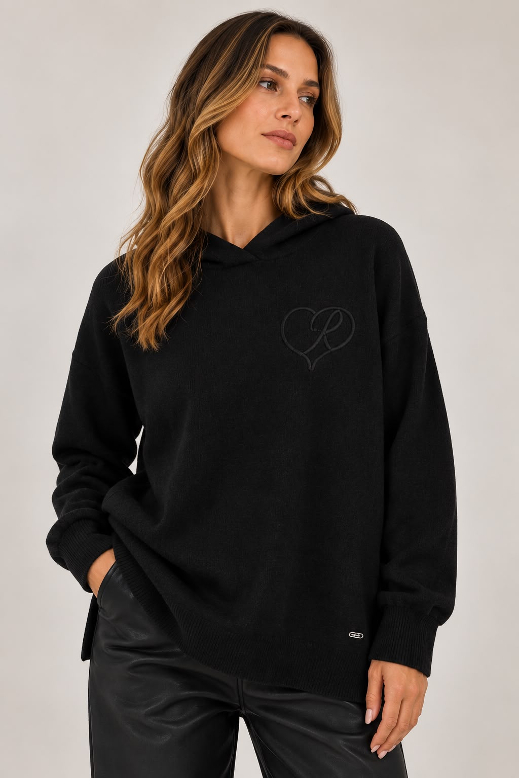Camisola preta com capuz e coração bordado Ruga | Ponto Chic