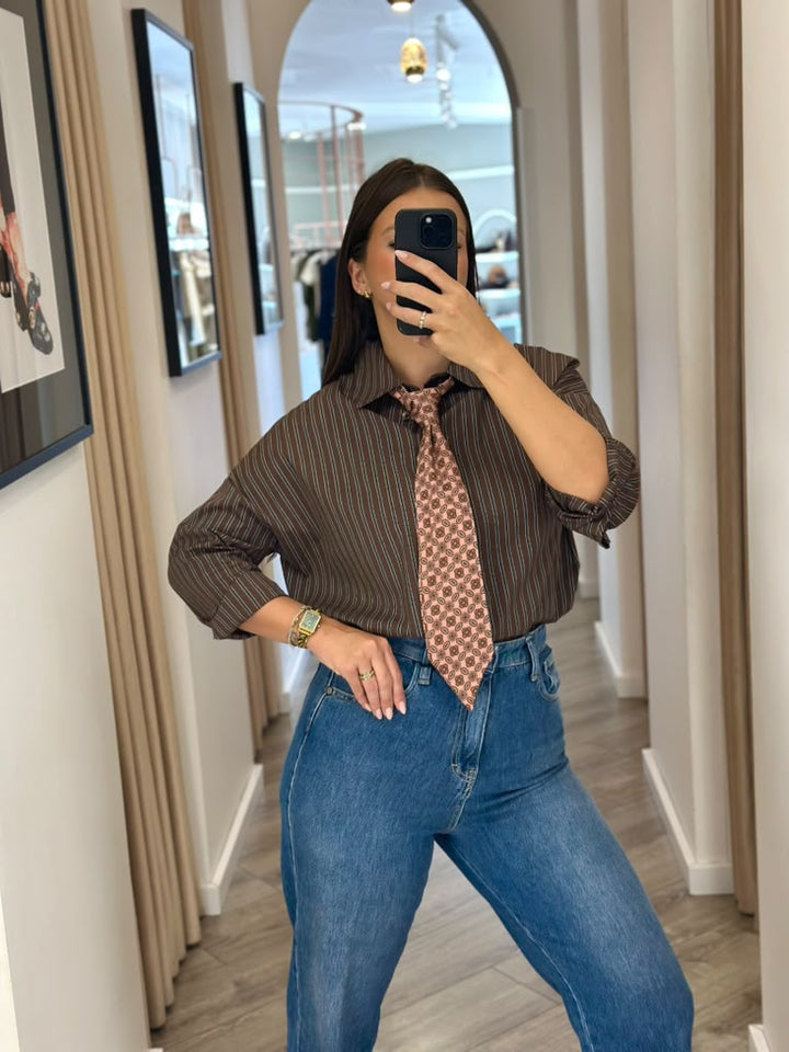 CAMISA CASTANHA ÀS RISCAS COM LENÇO ESTAMPADO IMPERIAL