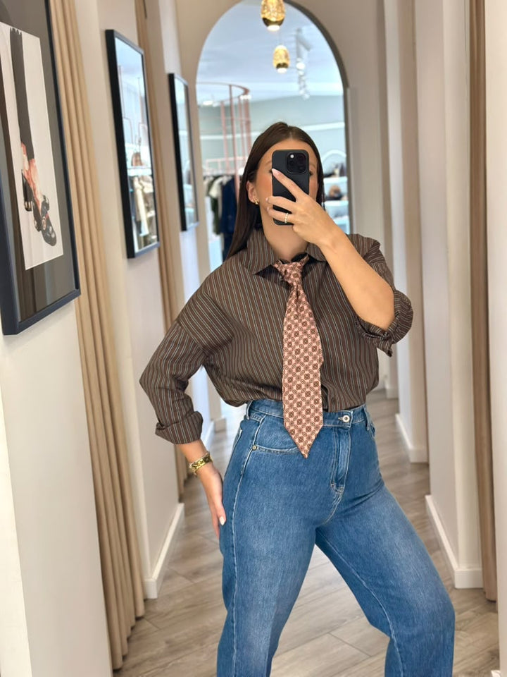 CAMISA CASTANHA ÀS RISCAS COM LENÇO ESTAMPADO IMPERIAL