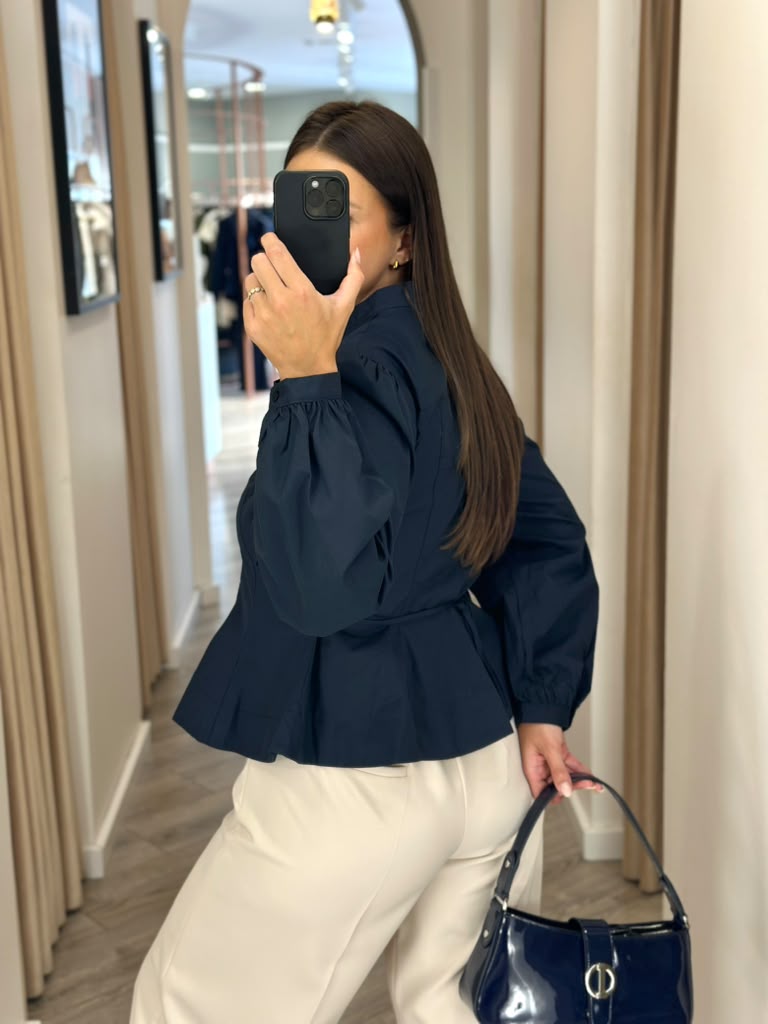 BLUSA AZUL MARINHO ESTRUTURADA COM FECHO E AJUSTE NAS COSTAS PONTO CHIC