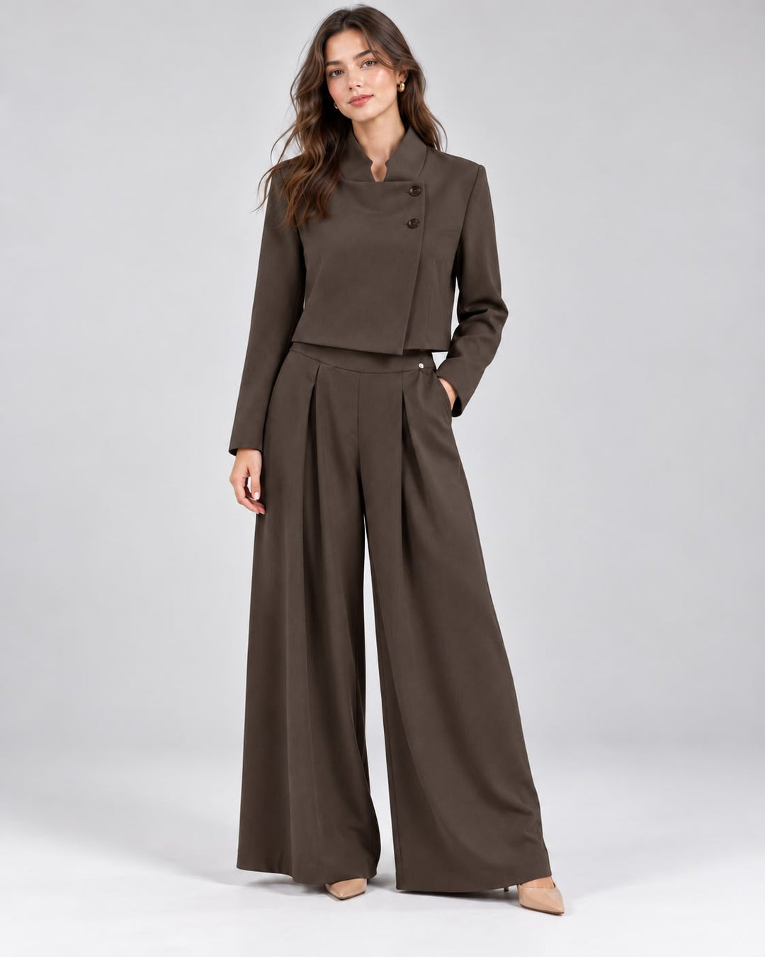 CALÇAS CASTANHAS WIDE LEG COM CINTURA ASSIMÉTRICA RINASCIMENTO