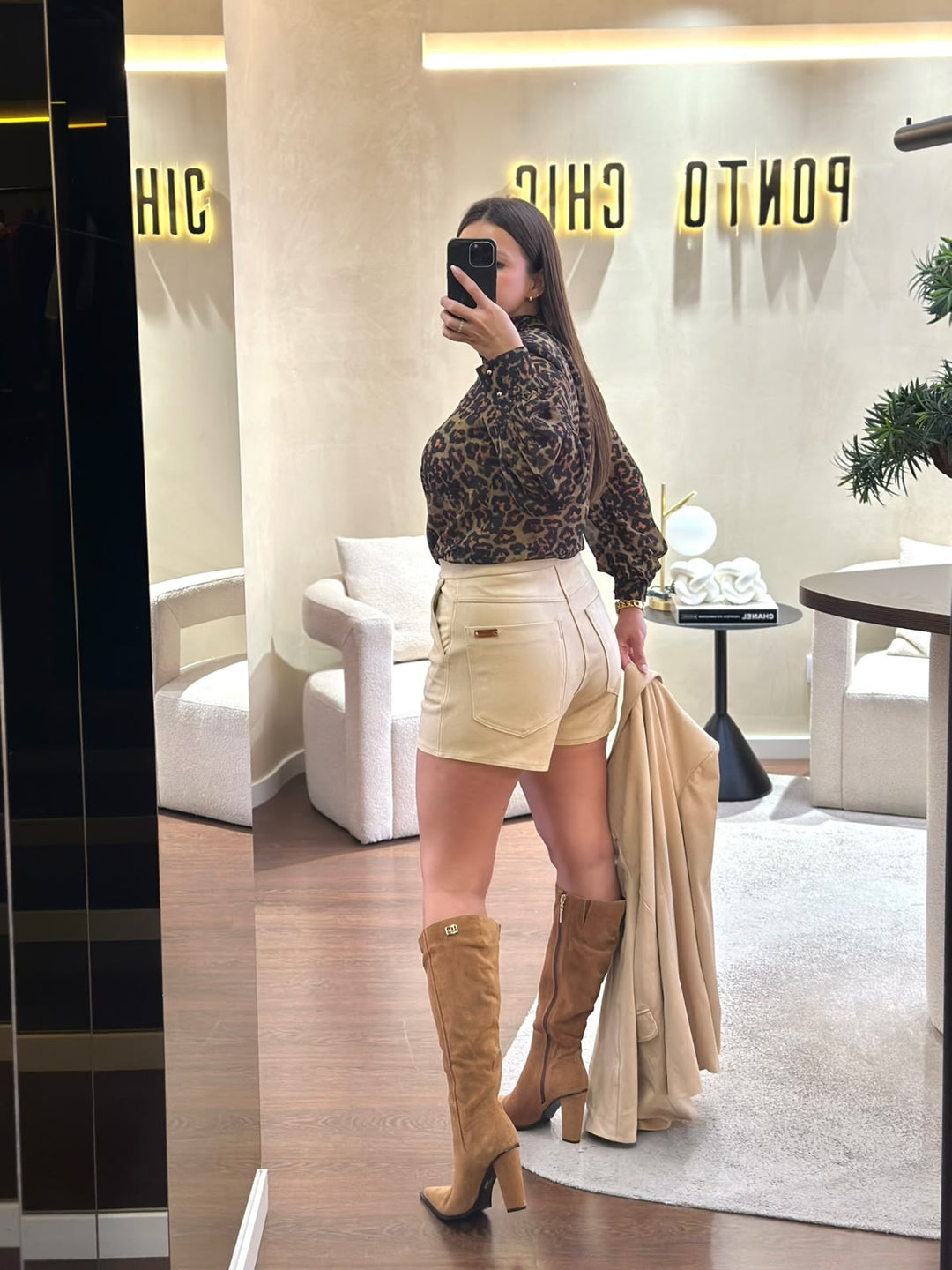 BLUSA COM PADRÃO ANIMAL PRINT E DRAPEADO LATERAL SAHOCO