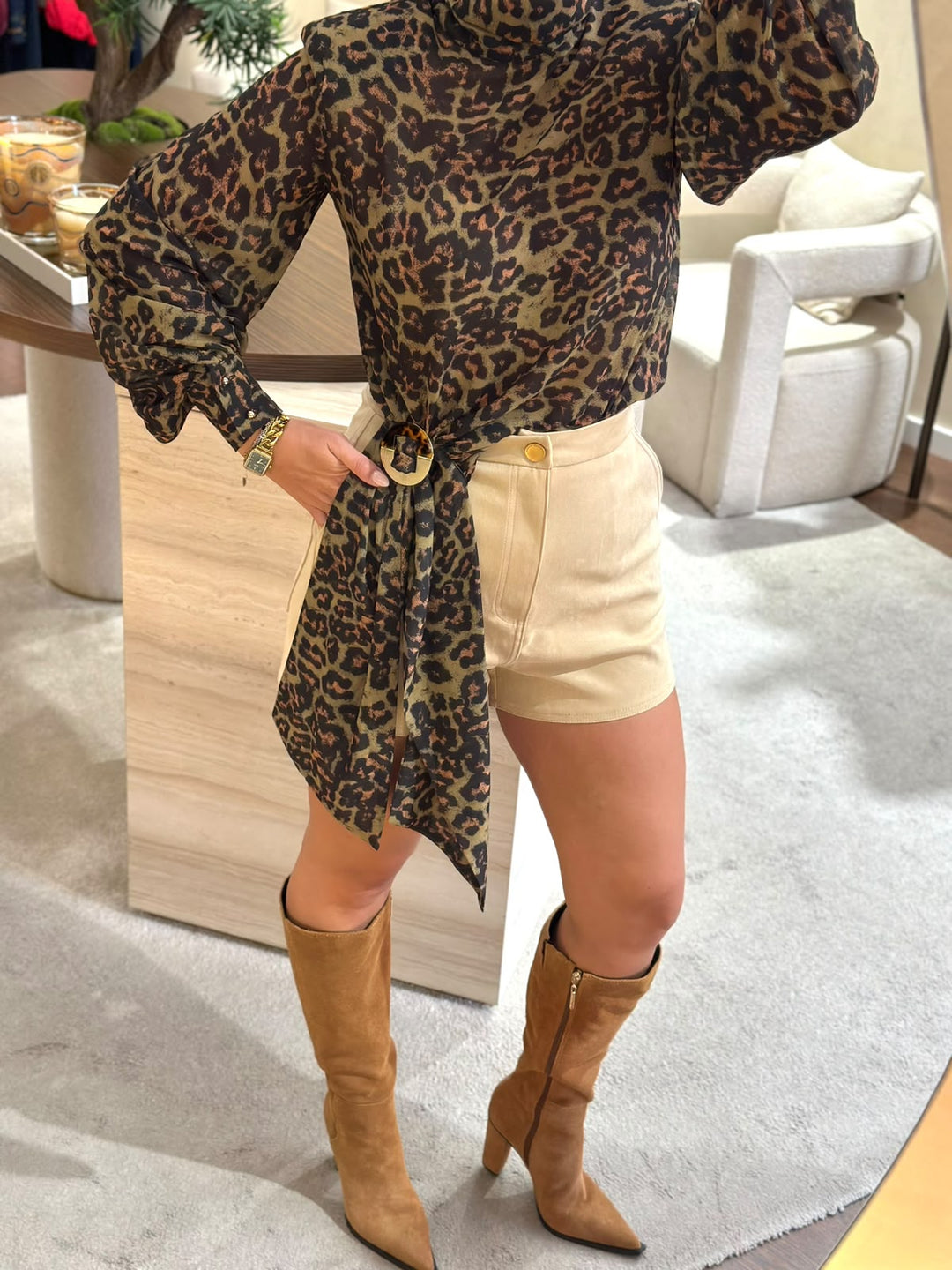 BLUSA COM PADRÃO ANIMAL PRINT E DRAPEADO LATERAL SAHOCO