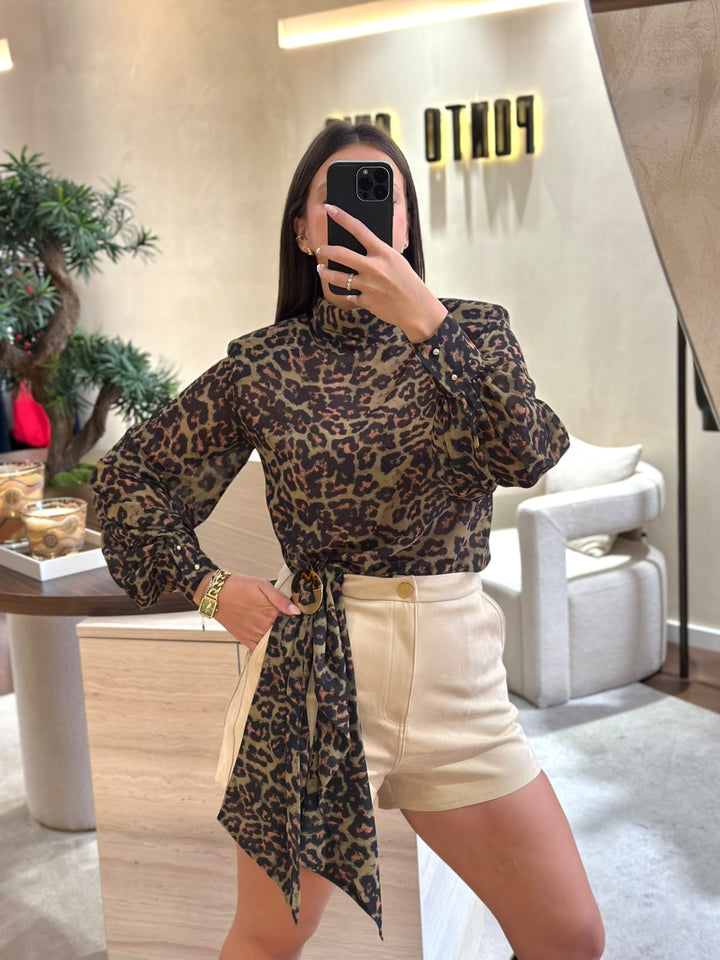 BLUSA COM PADRÃO ANIMAL PRINT E DRAPEADO LATERAL SAHOCO
