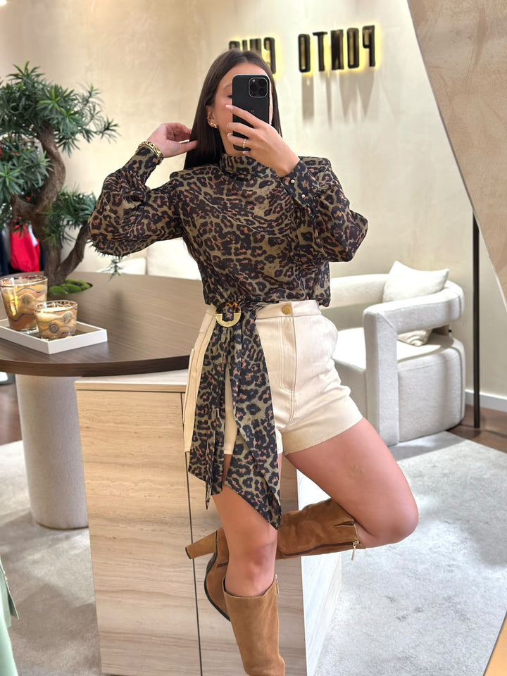 BLUSA COM PADRÃO ANIMAL PRINT E DRAPEADO LATERAL SAHOCO