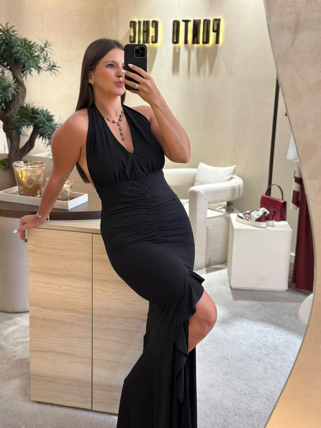 VESTIDO COMPRIDO PRETO COM DECOTE PROFUNDO E FOLHOS ELEH