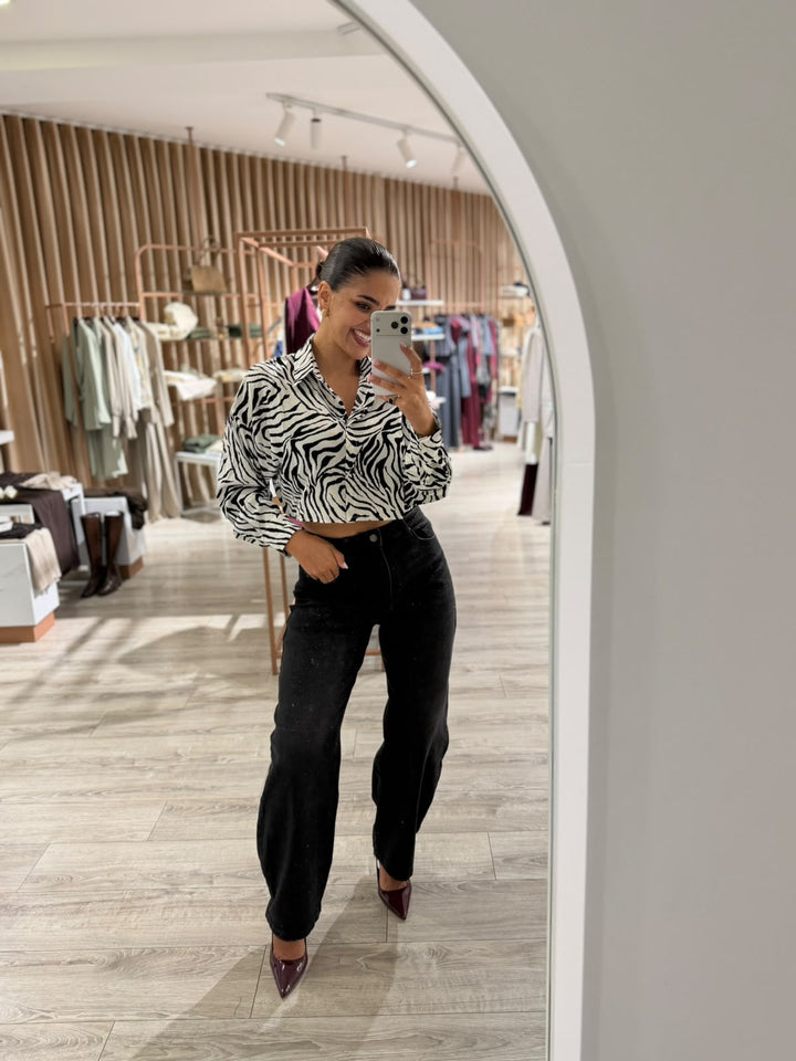 CAMISA CURTA BRANCA COM PADRÃO ZEBRA PONTO CHIC