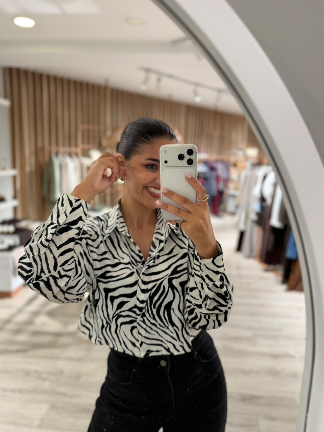 CAMISA CURTA BRANCA COM PADRÃO ZEBRA PONTO CHIC