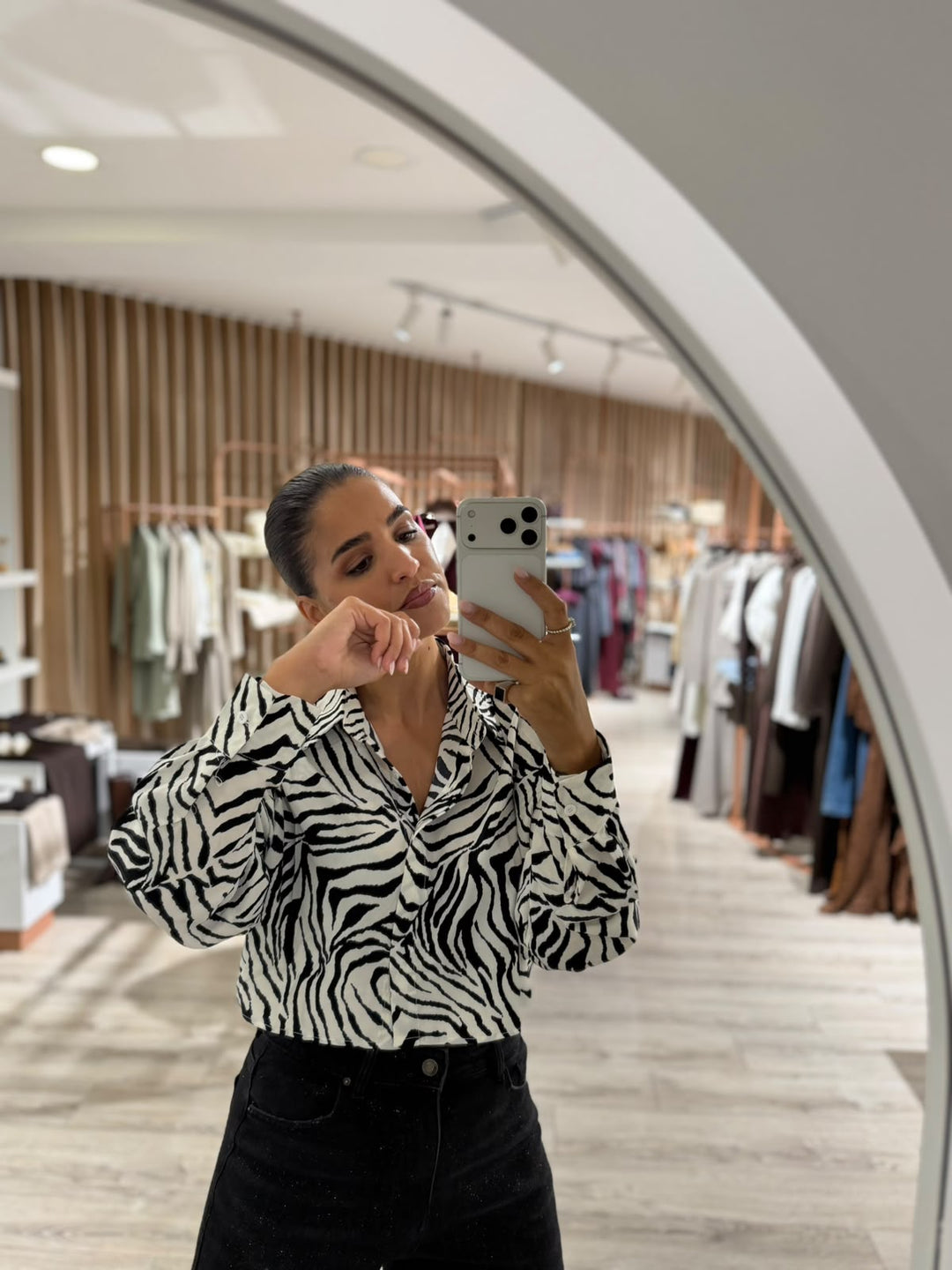 CAMISA CURTA BRANCA COM PADRÃO ZEBRA PONTO CHIC