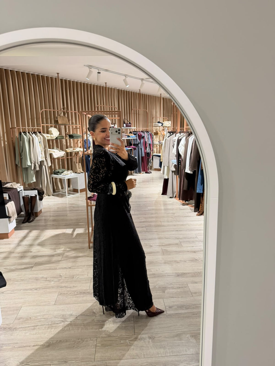 TÚNICA COMPRIDA PRETA EM RENDA FLORAL PONTO CHIC