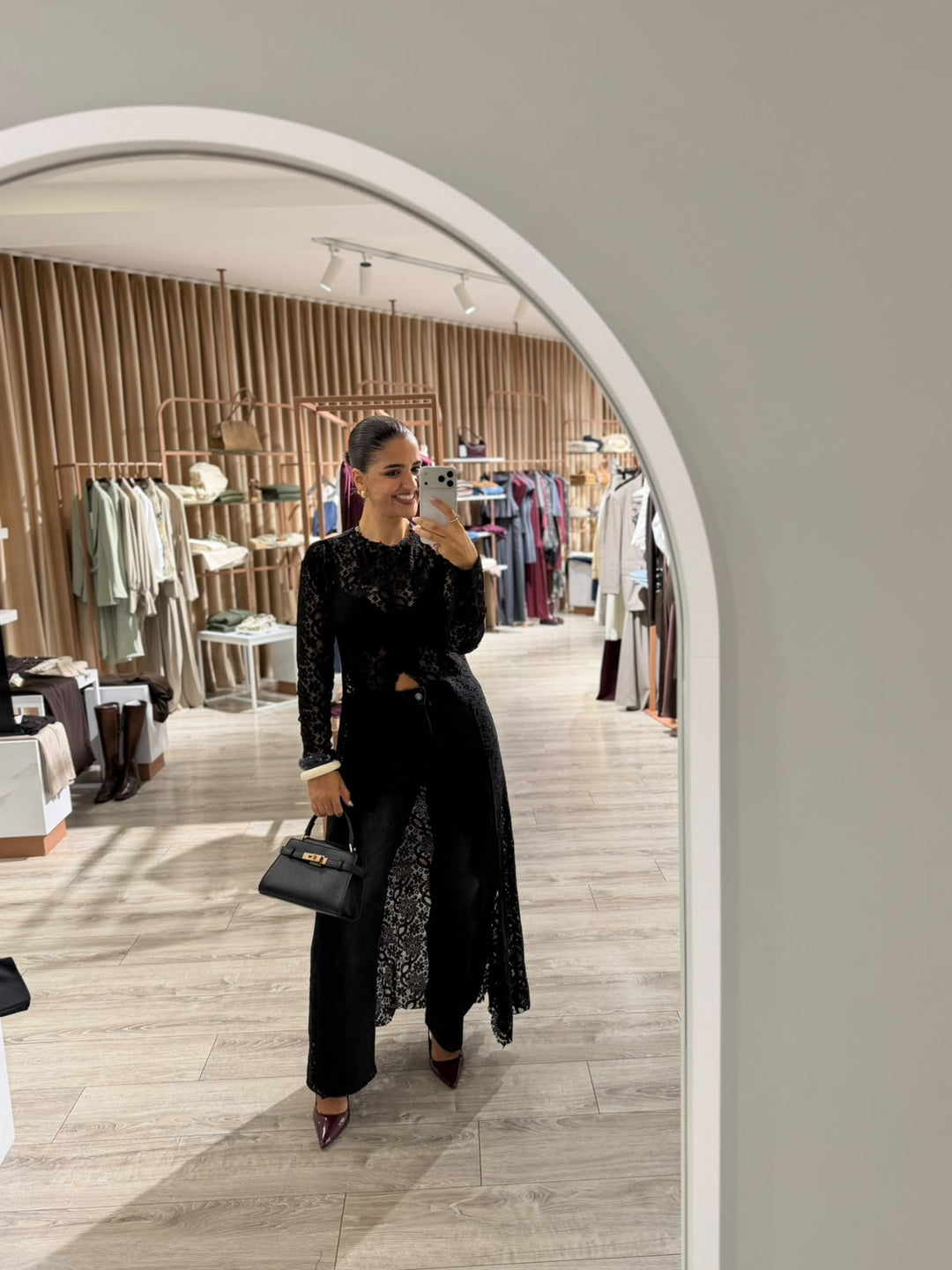 TÚNICA COMPRIDA PRETA EM RENDA FLORAL PONTO CHIC