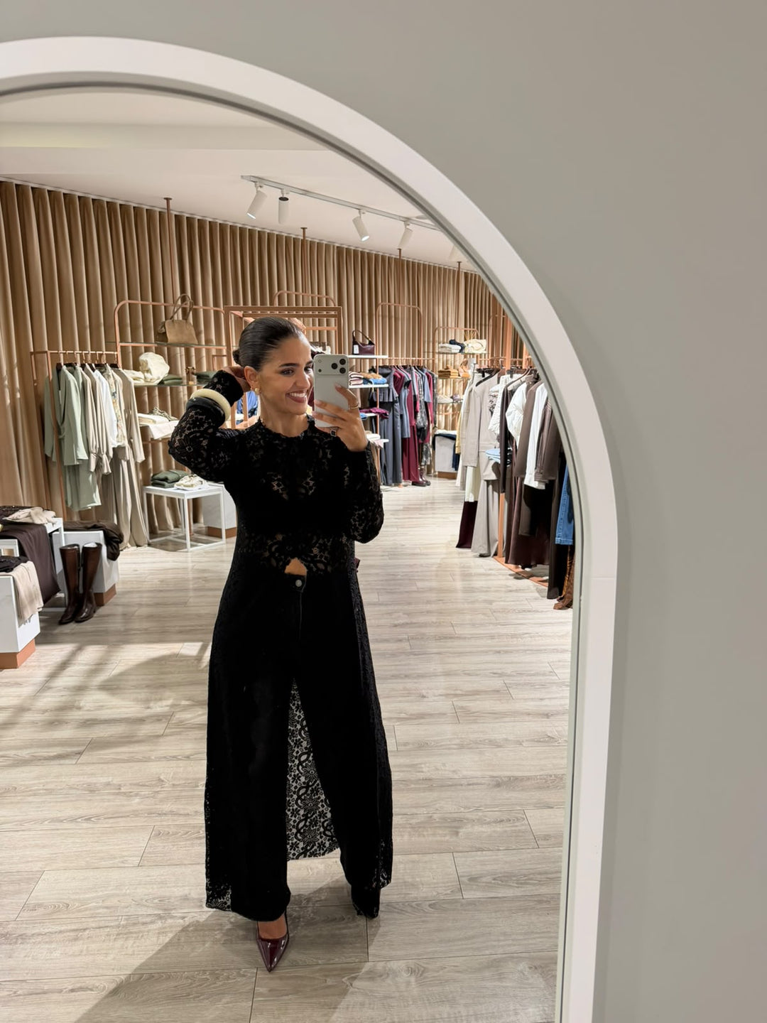 TÚNICA COMPRIDA PRETA EM RENDA FLORAL PONTO CHIC