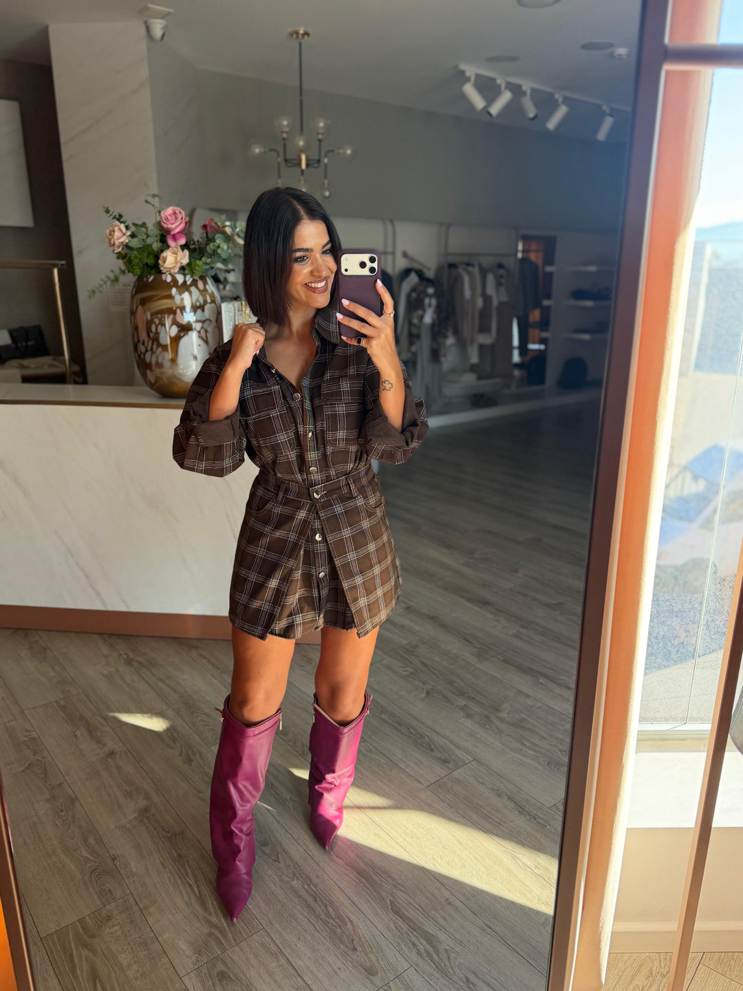 CONJUNTO CASTANHO AOS QUADRADOS COM CAMISA SAIA SOBREPOSTA E CINTO PONTO CHIC