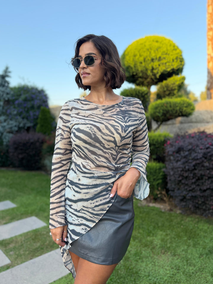 TÚNICA BEGE COM ESTAMPADO ANIMAL E DRAPEADO LATERAL PONTO CHIC