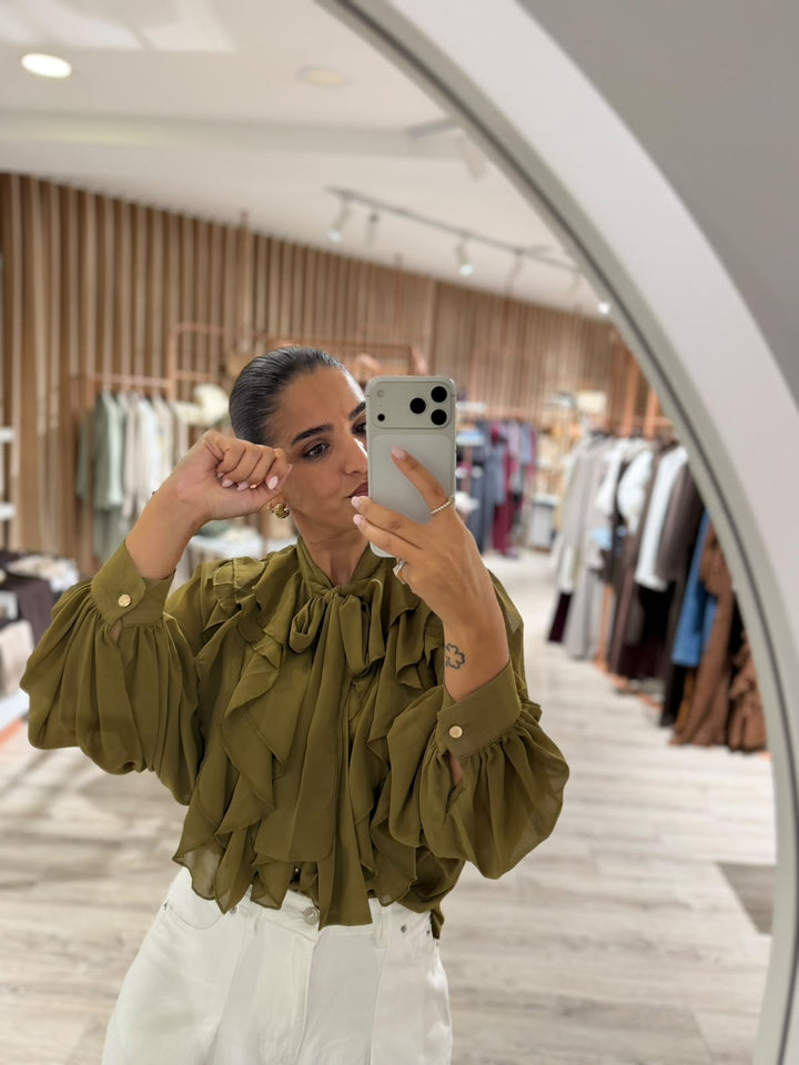 BLUSA VERDE FLUIDA COM FOLHOS FRONTAIS E LAÇO NA GOLA PONTO CHIC