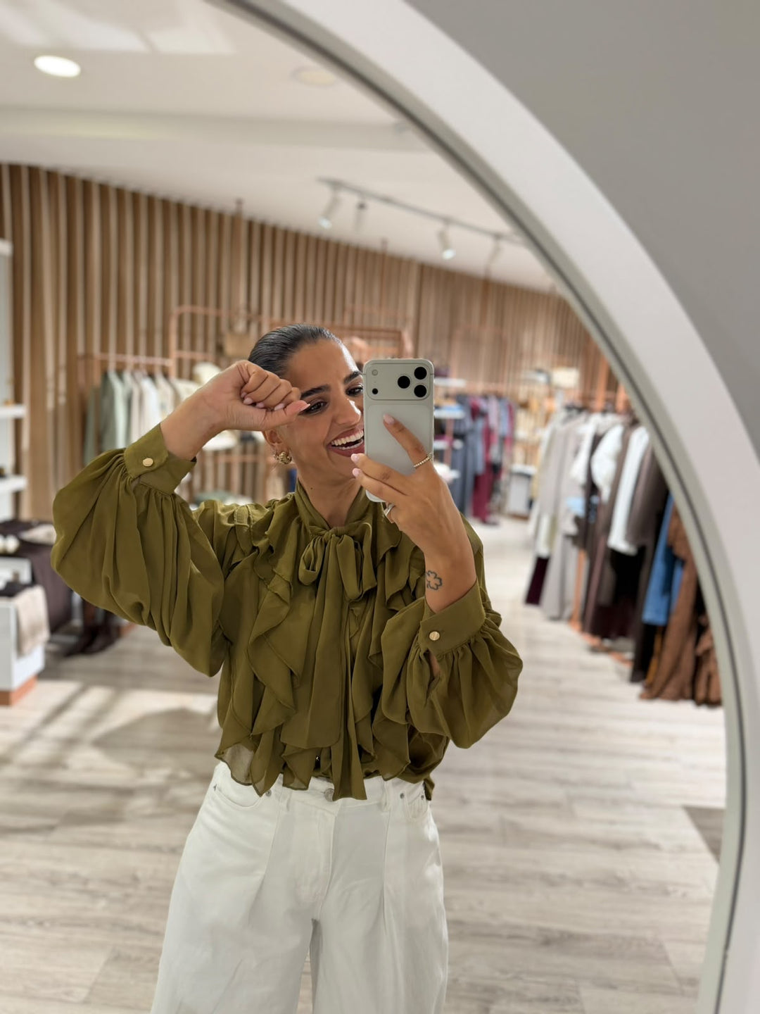 BLUSA VERDE FLUIDA COM FOLHOS FRONTAIS E LAÇO NA GOLA PONTO CHIC
