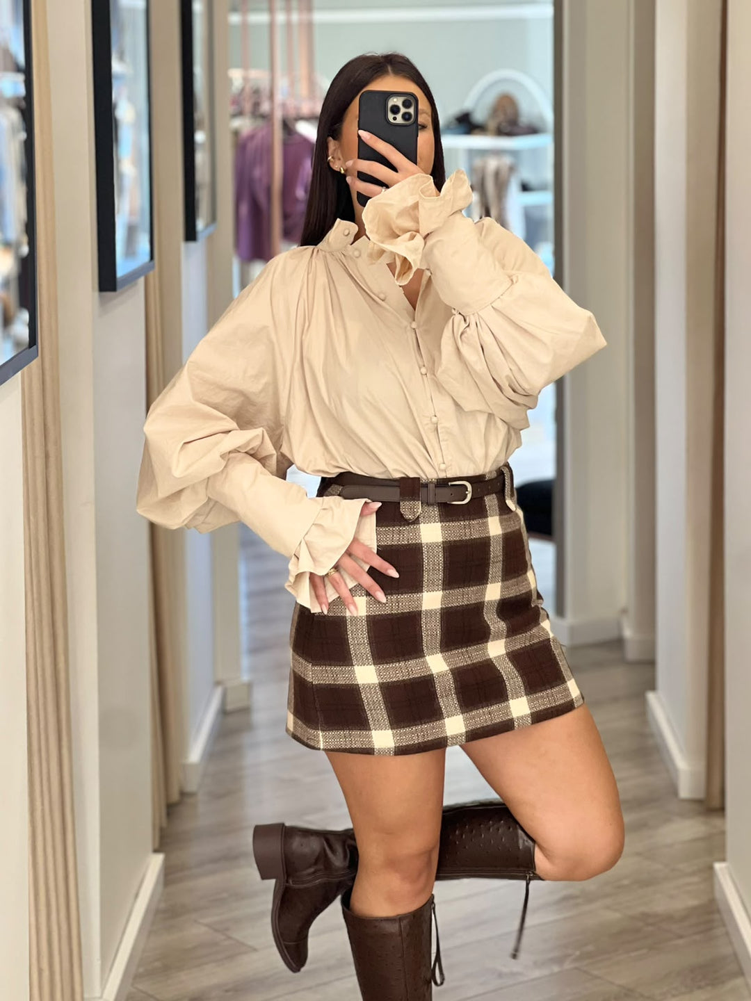 BLUSA BEGE COM FRANZIDOS E MANGAS COM FOLHOS PONTO CHIC