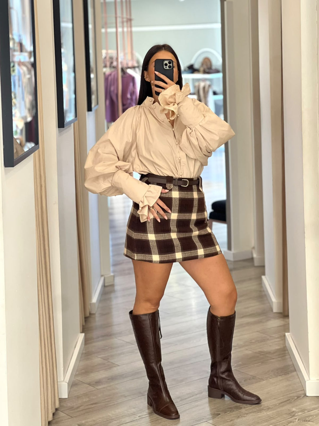 BLUSA BEGE COM FRANZIDOS E MANGAS COM FOLHOS PONTO CHIC