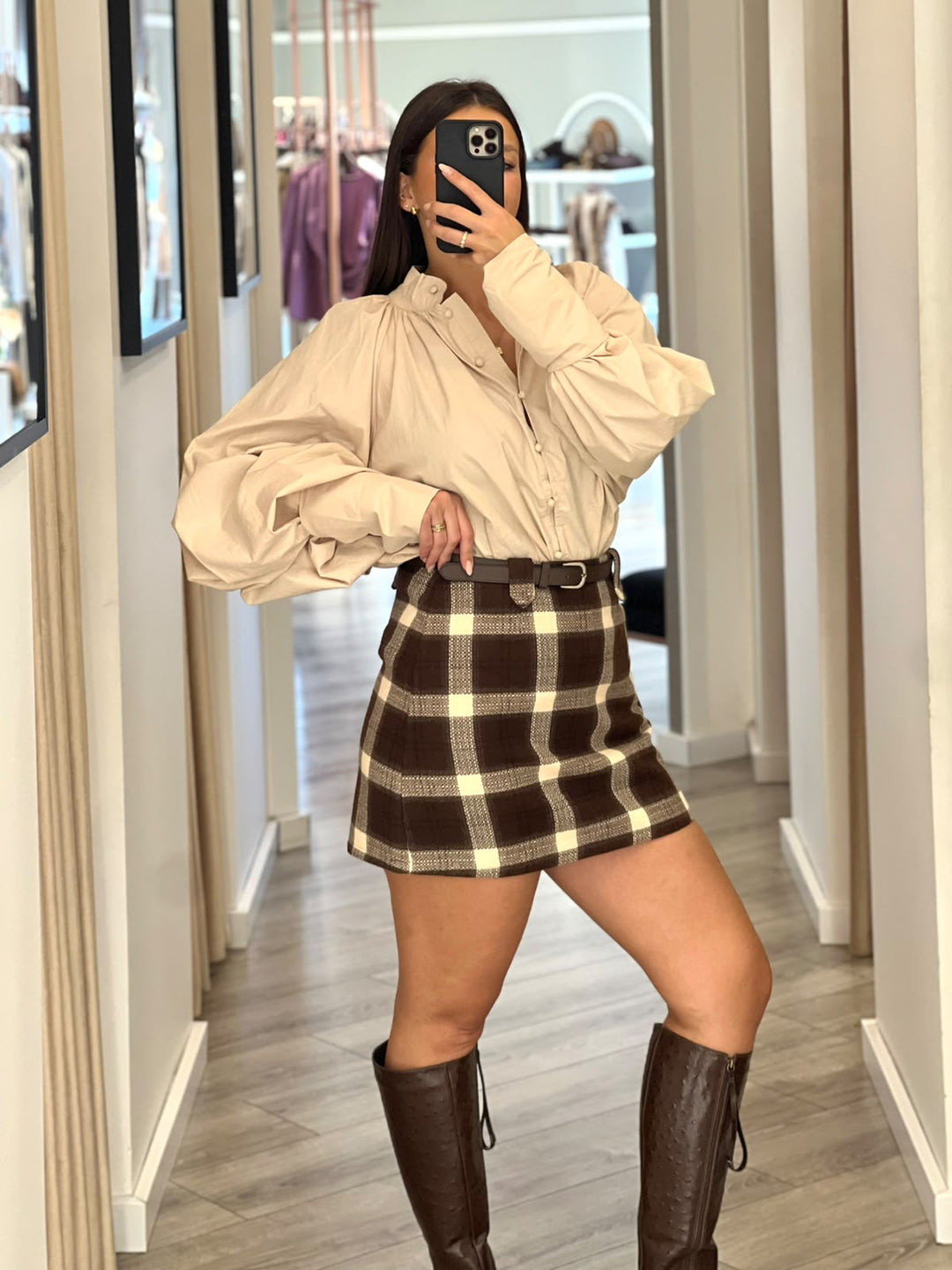 BLUSA BEGE COM FRANZIDOS E MANGAS COM FOLHOS PONTO CHIC