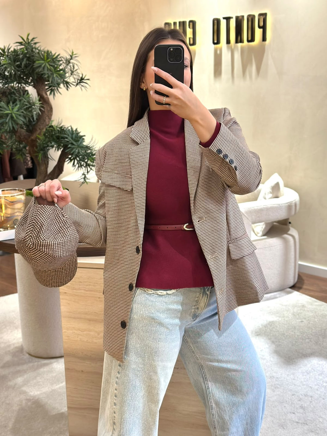CAMISOLA BORDÔ DE MEIA GOLA COM CORTE EVASÉ E CINTO PONTO CHIC