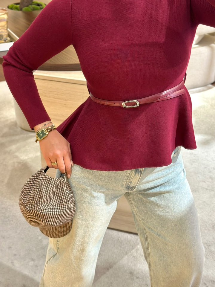 CAMISOLA BORDÔ DE MEIA GOLA COM CORTE EVASÉ E CINTO PONTO CHIC