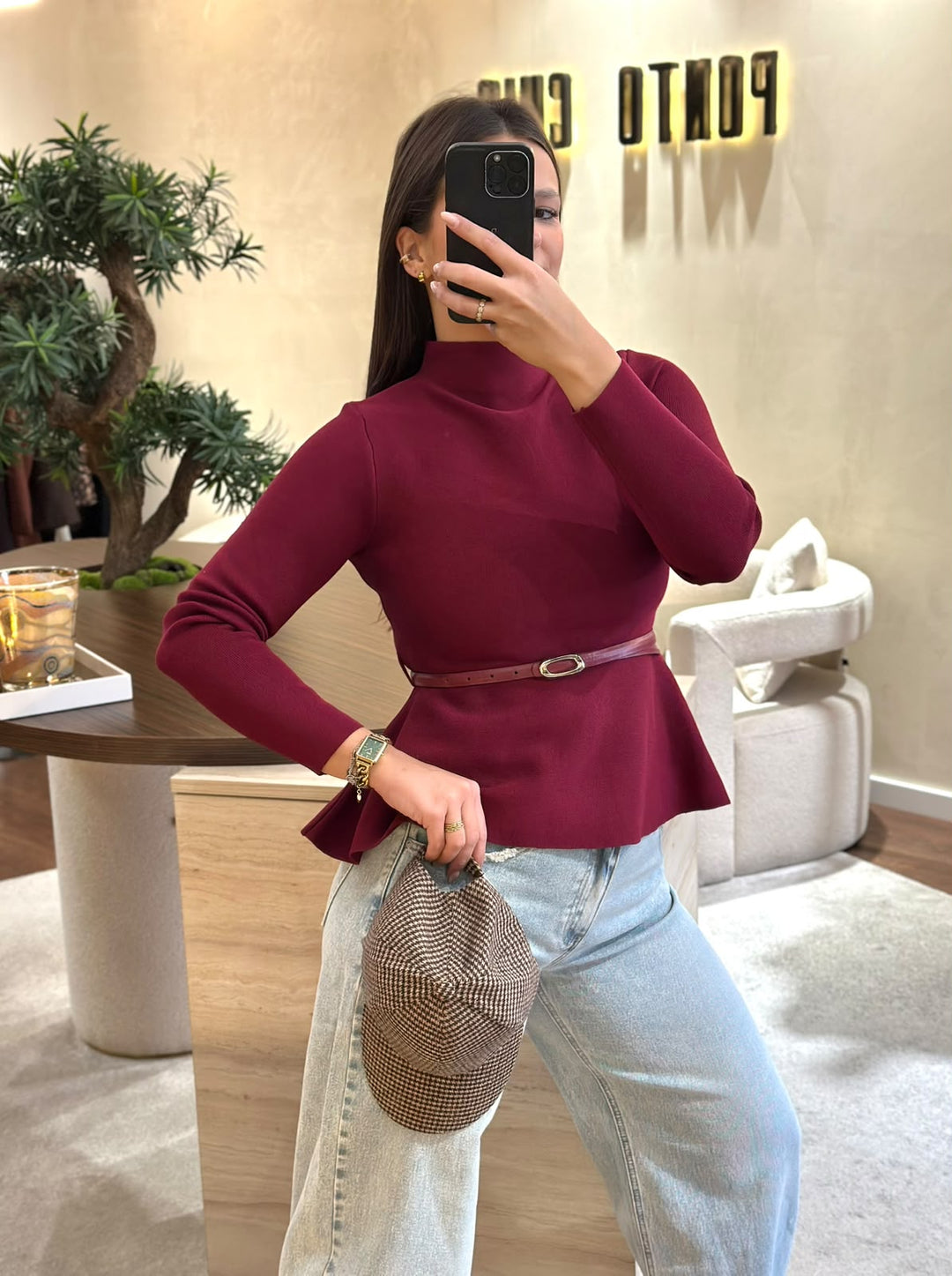 CAMISOLA BORDÔ DE MEIA GOLA COM CORTE EVASÉ E CINTO PONTO CHIC