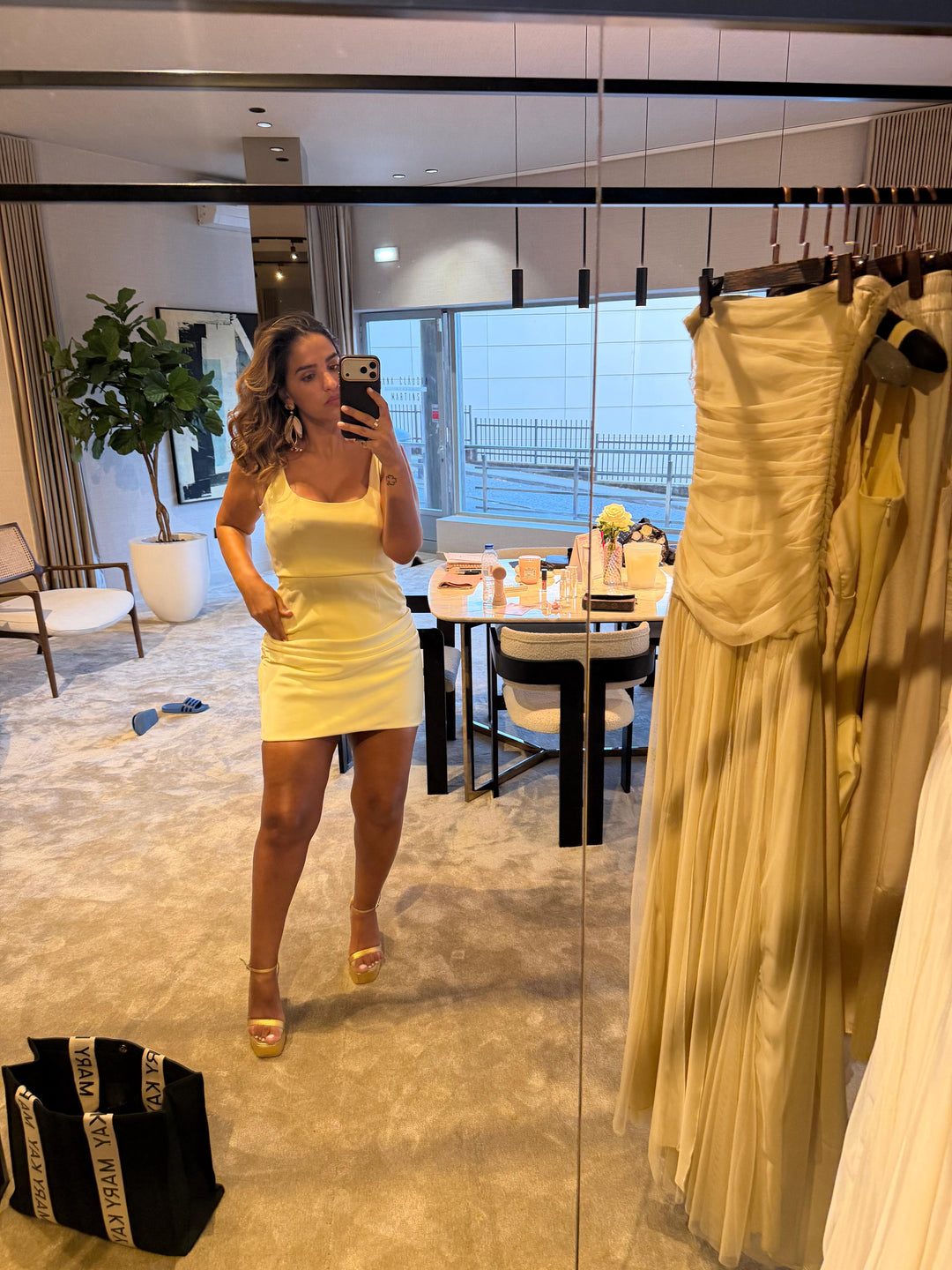 VESTIDO AMARELO COM COSTAS AJUSTÁVEIS SAHOCO