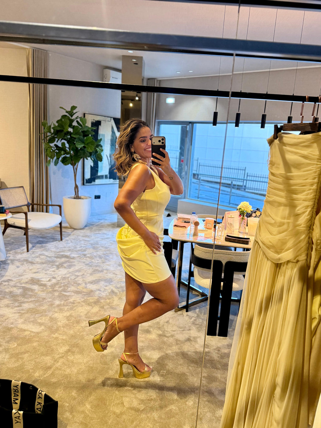 VESTIDO AMARELO COM COSTAS AJUSTÁVEIS SAHOCO