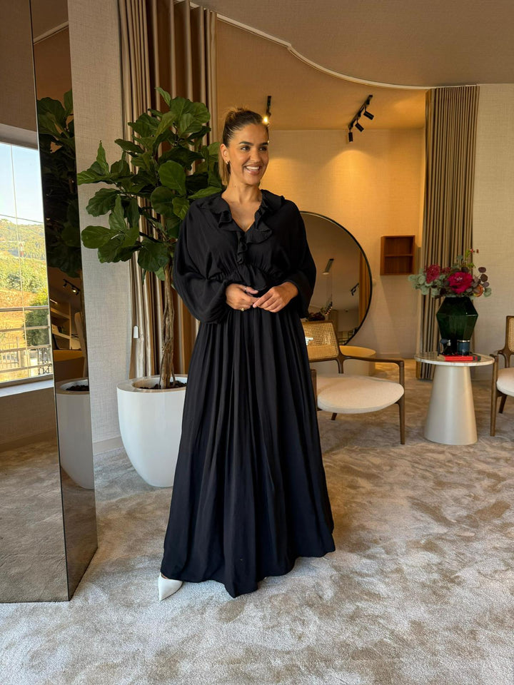 VESTIDO PRETO COM FOLHOS NO DECOTE LANÇA PERFUME