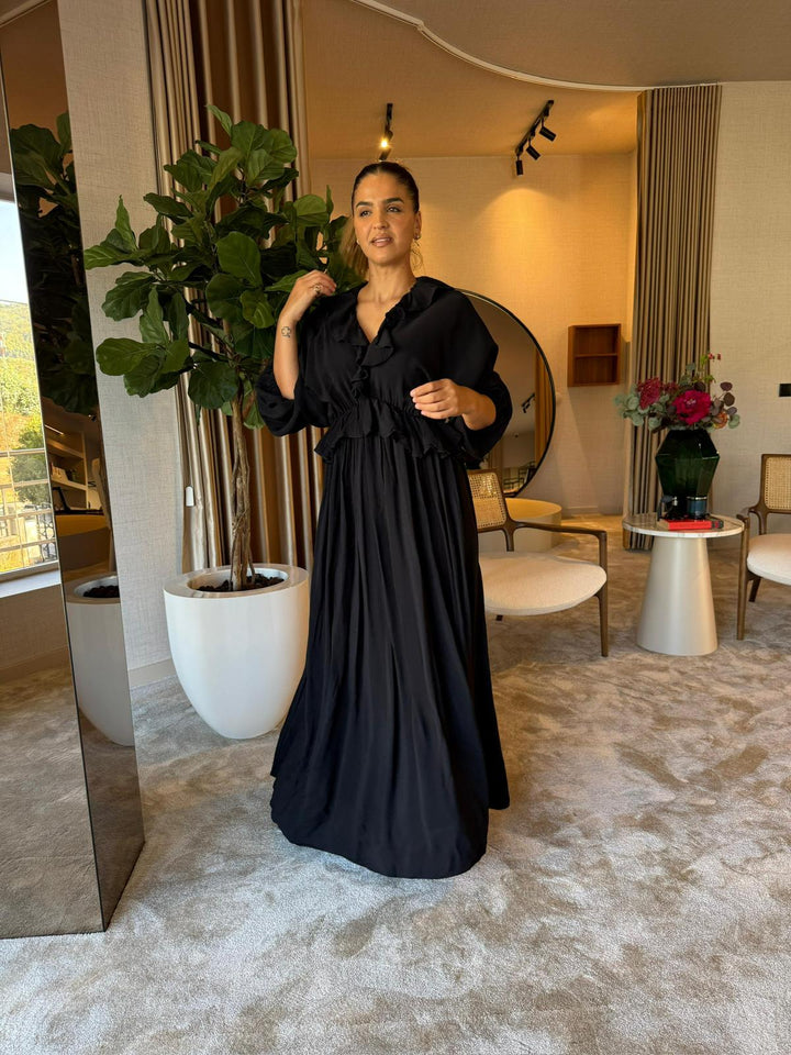 VESTIDO PRETO COM FOLHOS NO DECOTE LANÇA PERFUME