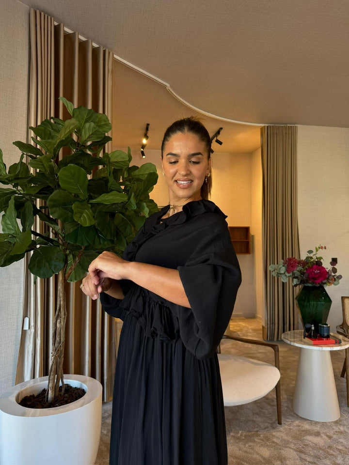 VESTIDO PRETO COM FOLHOS NO DECOTE LANÇA PERFUME