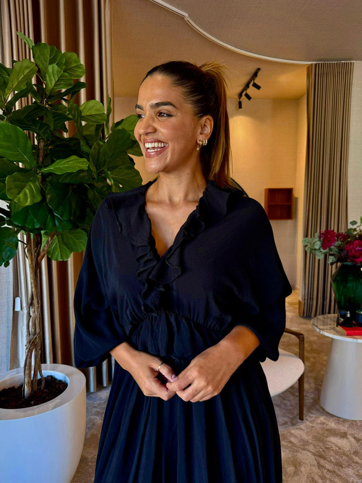 VESTIDO PRETO COM FOLHOS NO DECOTE LANÇA PERFUME