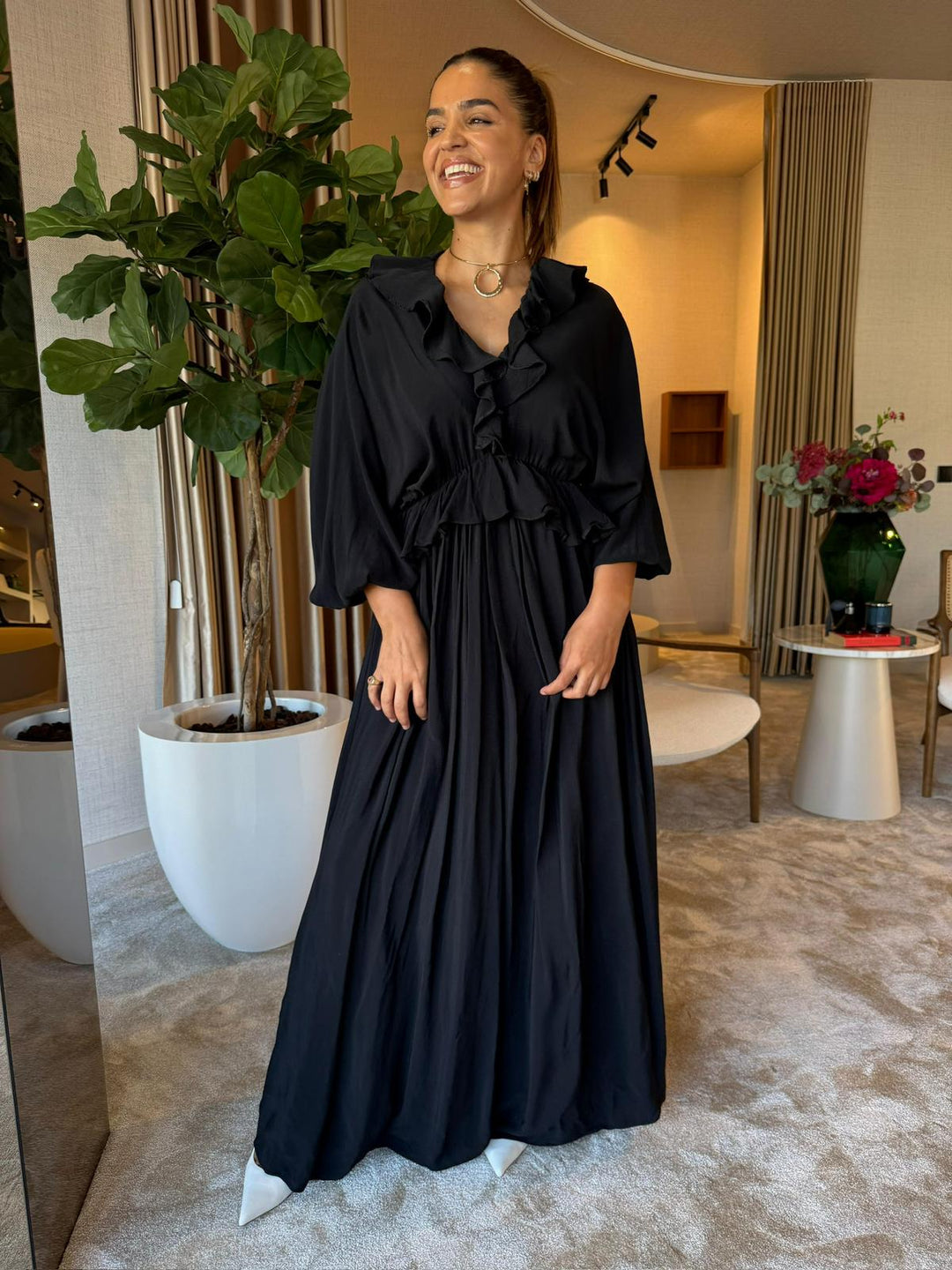 VESTIDO PRETO COM FOLHOS NO DECOTE LANÇA PERFUME
