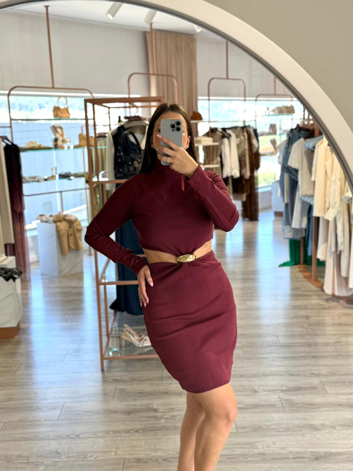VESTIDO BORDÔ COM RECORTES LATERAIS E APLICAÇÃO DOURADA LANÇA PERFUME