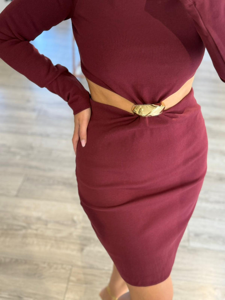 VESTIDO BORDÔ COM RECORTES LATERAIS E APLICAÇÃO DOURADA LANÇA PERFUME