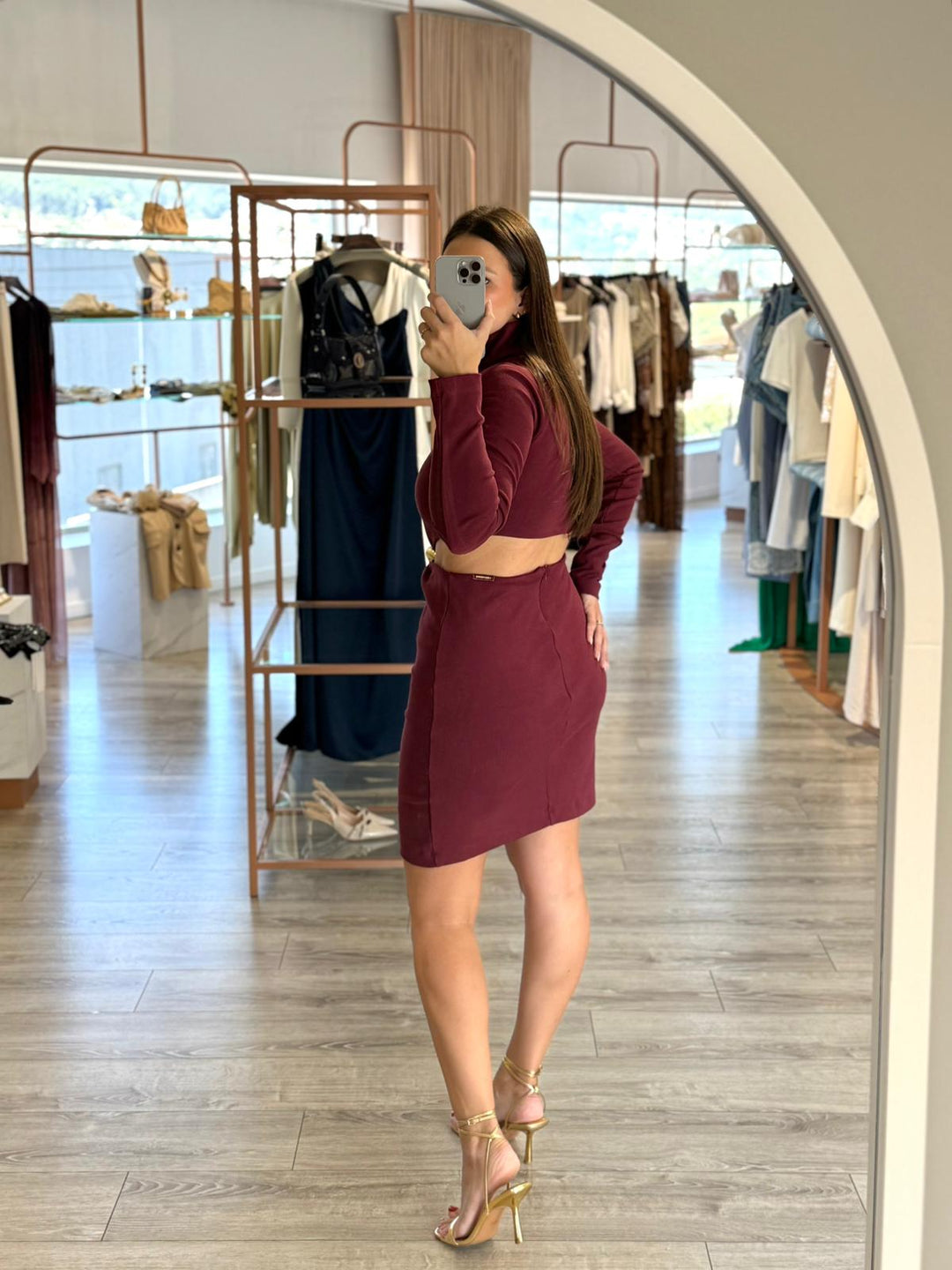 VESTIDO BORDÔ COM RECORTES LATERAIS E APLICAÇÃO DOURADA LANÇA PERFUME