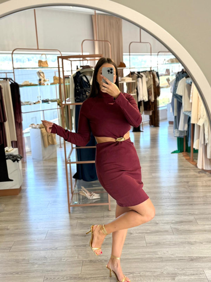 VESTIDO BORDÔ COM RECORTES LATERAIS E APLICAÇÃO DOURADA LANÇA PERFUME